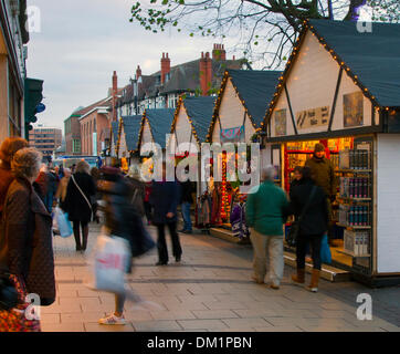 York, Yorkshire, Royaume-Uni.Décembre 2013.La fête de Noël Dickensienne dans la rue du Parlement où les commerçants, les magasins et les acheteurs profitent de ce doux sort inhabituel.St Nicholas Fayre est l'un des marchés de Noël les plus populaires au Royaume-Uni, avec des milliers de visiteurs venus à York au cours de la période festive.Le Fayre propose une gamme de marchés spécialisés dans les cadeaux, l'artisanat et les produits agricoles locaux. Banque D'Images