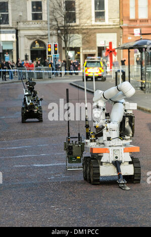 Belfast, Irlande du Nord. 10 déc 2013 - Un robot Andros Northrop Grumman, et une brouette Robot faire leur chemin dans la rue Wellington à partir de Donegall Square West, à côté de Belfast City Hall, d'examiner un dispositif suspect. Il a ensuite déclaré être un canular. Crédit : Stephen Barnes/Alamy Live News Banque D'Images