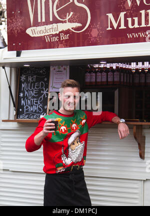 York Yorkshire, UK. 10 Décembre, 2013. Dan Hardcastle, en cavalier de Noël au bar à vin, à la Noël de Dickens fayre dans Parliament Street où les magasins et les consommateurs profitent de la légère inhabituelle sort. St Nicholas Fayre est l'un des plus populaires marchés de Noël au Royaume-Uni, avec des milliers de visiteurs venant à New York au cours de la période des fêtes. Banque D'Images