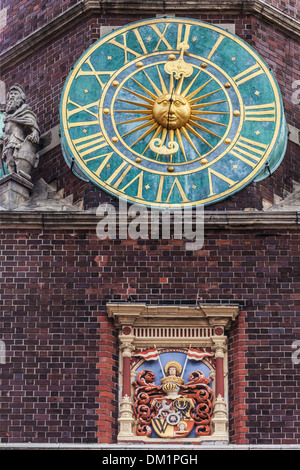 L'horloge sur le côté de l'hôtel de ville néo-gothique ou Ratusz dans la place du marché de Wroclaw. Banque D'Images