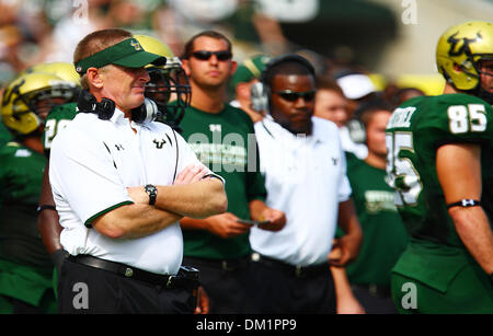 L'entraîneur-chef de la Floride du Sud Jim Leavitt au cours de la première moitié dans le jeu entre le Sud de la Floride taureaux et les Louisville Cardinals joué chez Raymond James Stadium de Tampa, Floride. (Crédit Image : © Chris Grosser/ZUMApress.com) Southcreek/mondial Banque D'Images