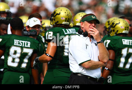 L'entraîneur-chef de la Floride du Sud Jim Leavitt au cours de la première moitié dans le jeu entre le Sud de la Floride taureaux et les Louisville Cardinals joué chez Raymond James Stadium de Tampa, Floride. (Crédit Image : © Chris Grosser/ZUMApress.com) Southcreek/mondial Banque D'Images