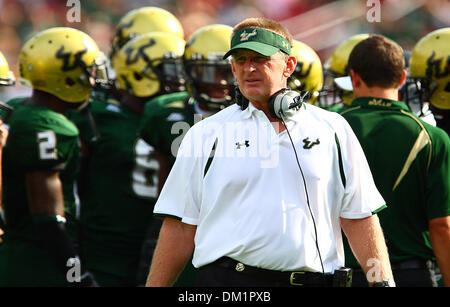 L'entraîneur-chef de la Floride du Sud Jim Leavitt au cours de la première moitié dans le jeu entre le Sud de la Floride taureaux et les Louisville Cardinals joué chez Raymond James Stadium de Tampa, Floride. (Crédit Image : © Chris Grosser/ZUMApress.com) Southcreek/mondial Banque D'Images