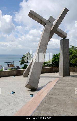 Sculpture en croix tombée Praca da se, à Salvador, Brésil Banque D'Images