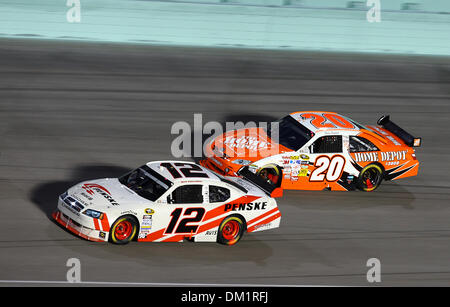 Les pilotes de la Coupe Sprint Brad Keselowski # 12 et Joey Logano # 20 Il bataille au cours de la NASCAR Sprint Cup Series Championship Ford 400 à l'Homestead-Miami Speedway à Homestead, FL. (Crédit Image : © Chris Grosser/ZUMApress.com) Southcreek/mondial Banque D'Images