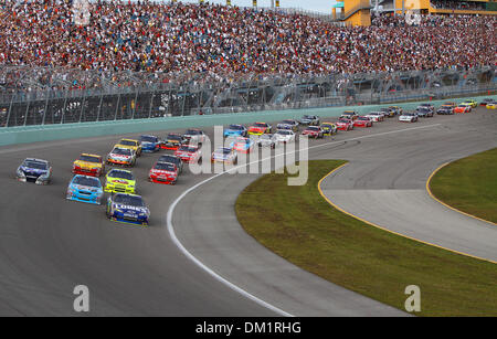 Les pilotes de la Coupe Sprint bataille pour la position au début de la NASCAR Sprint Cup Series Championship Ford 400 à l'Homestead-Miami Speedway à Homestead, FL. (Crédit Image : © Chris Grosser/ZUMApress.com) Southcreek/mondial Banque D'Images