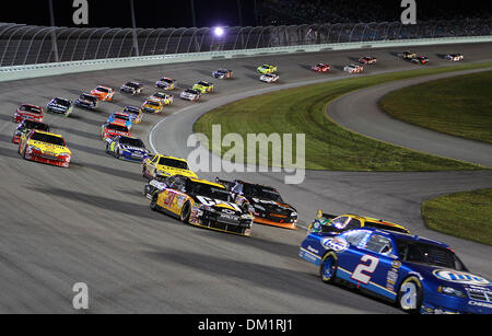 Les pilotes de la Coupe Sprint bataille pour position au cours du championnat de NASCAR Sprint Cup Series Ford 400 à l'Homestead-Miami Speedway à Homestead, FL. (Crédit Image : © Chris Grosser/ZUMApress.com) Southcreek/mondial Banque D'Images