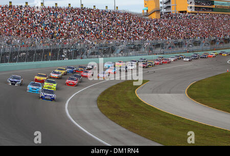 Les pilotes de la Coupe Sprint bataille pour la position au début de la NASCAR Sprint Cup Series Championship Ford 400 à l'Homestead-Miami Speedway à Homestead, FL. (Crédit Image : © Chris Grosser/ZUMApress.com) Southcreek/mondial Banque D'Images