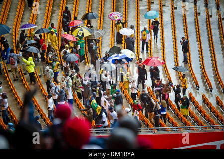 Johannesburg, Afrique du Sud. 10 décembre 2013. Des milliers de personnes se sont réunis pour rendre un dernier hommage à feu l'ancien Président sud-africain, Nelson Mandela, au cours du service commémoratif tenu à la FNB stadium de Soweto, près de Johannesburg. Personnes chanter dans la pluie pendant la célébration. Photo par ImageSA/Alamy Live News Banque D'Images