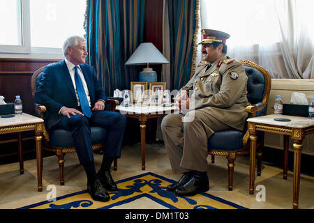 Le secrétaire américain à la défense Chuck Hagel se réunit avec le ministre d'État à la défense, le général Hamad ben Ali Al-Attiyah après la signature d'un renouvellement d'un accord de coopération de défense, 10 décembre 2013 à Doha, Qatar. Banque D'Images