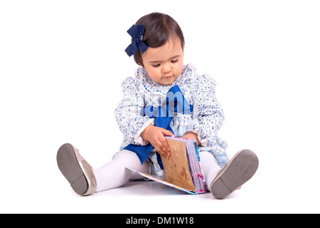 Sweet baby girl Playing with a book Banque D'Images