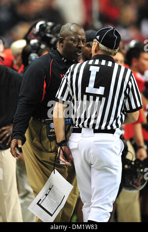 L'entraîneur-chef de Texas Tech Ruffin McNeill à parler avec un arbitre pendant la NCAA football match entre les Spartans de Michigan State University et l'Université Texas Tech Red Raiders à l'Alamodome de San Antonio, TX. L'État du Michigan Tech beat par un score de 41-31. (Crédit Image : © Patrick Green/ZUMApress.com) Southcreek/mondial Banque D'Images