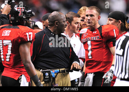 L'entraîneur-chef de Texas Tech Ruffin McNeill parle avec Texas Tech quarterback Steven Sheffield # 1 au cours de la NCAA football match entre les Spartans de Michigan State University et l'Université Texas Tech Red Raiders à l'Alamodome de San Antonio, TX. L'État du Michigan Tech beat par un score de 41-31. (Crédit Image : © Patrick Green/ZUMApress.com) Southcreek/mondial Banque D'Images