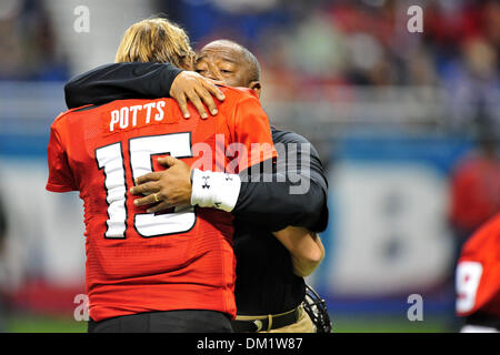 L'entraîneur-chef de Texas Tech Ruffin McNeill embrasse Texas Tech quarterback Taylor Potts # 15 avant de la NCAA football match entre les Spartans de Michigan State University et l'Université Texas Tech Red Raiders à l'Alamodome de San Antonio, TX. L'État du Michigan Tech conduit par un score de 20-14 à la mi-temps. (Crédit Image : © Patrick Green/ZUMApress.com) Southcreek/mondial Banque D'Images