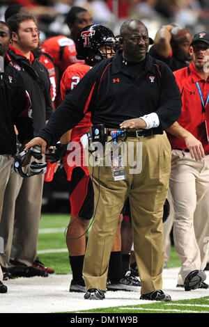 L'entraîneur-chef de Texas Tech Ruffin McNeill durant la NCAA football match entre les Spartans de Michigan State University et l'Université Texas Tech Red Raiders à l'Alamodome de San Antonio, TX. L'État du Michigan Tech conduit par un score de 20-14 à la mi-temps. (Crédit Image : © Patrick Green/ZUMApress.com) Southcreek/mondial Banque D'Images