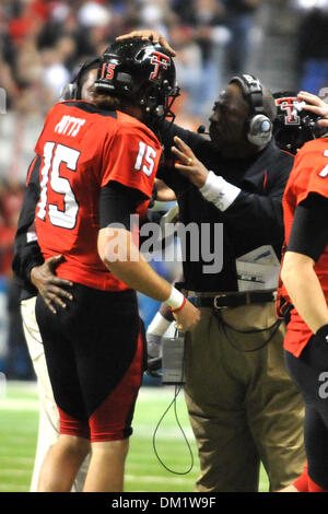 Texas Tech quarterback Taylor Potts # 15 et entraîneur-chef de Texas Tech Ruffin McNeill durant la NCAA football match entre les Spartans de Michigan State University et l'Université Texas Tech Red Raiders à l'Alamodome de San Antonio, TX. L'État du Michigan Tech conduit par un score de 20-14 à la mi-temps. (Crédit Image : © Patrick Green/ZUMApress.com) Southcreek/mondial Banque D'Images