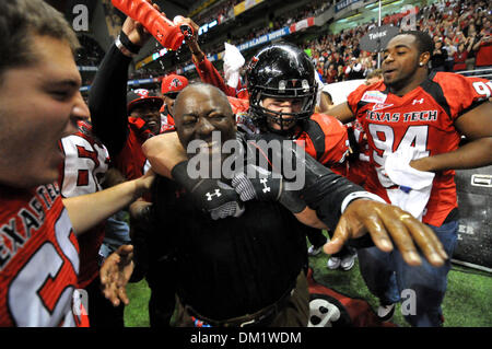 L'entraîneur-chef de Texas Tech Ruffin McNeill est couvert de Gatorade après la NCAA football match entre les Spartans de Michigan State University et l'Université Texas Tech Red Raiders à l'Alamodome de San Antonio, TX. L'État du Michigan Tech beat par un score de 41-31. (Crédit Image : © Patrick Green/ZUMApress.com) Southcreek/mondial Banque D'Images