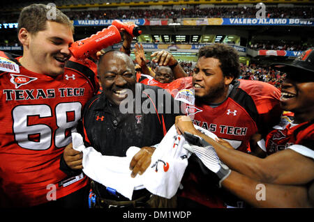 Texas Tech offensive ligne Terry McDaniel # 68, Texas Tech Head Coach Ruffin McNeill, et la Texas Tech offensive ligne Marlon Winn # 67 après la NCAA football match entre les Spartans de Michigan State University et l'Université Texas Tech Red Raiders à l'Alamodome de San Antonio, TX. L'État du Michigan Tech beat par un score de 41-31. (Crédit Image : © Patrick Green/global/ZUMApress Southcreek Banque D'Images