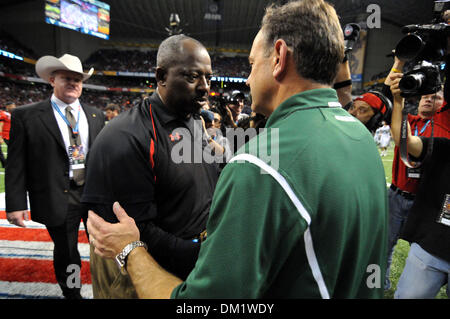 L'entraîneur-chef de Texas Tech Ruffin McNeill et entraîneur-chef de l'État du Michigan Mark Dantonio après la NCAA football match entre les Spartans de Michigan State University et l'Université Texas Tech Red Raiders à l'Alamodome de San Antonio, TX. L'État du Michigan Tech beat par un score de 41-31. (Crédit Image : © Patrick Green/ZUMApress.com) Southcreek/mondial Banque D'Images