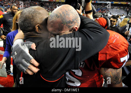 L'entraîneur-chef de Texas Tech Ruffin McNeill et Texas Tech offensive ligne Brandon Carter # 76 après la NCAA football match entre les Spartans de Michigan State University et l'Université Texas Tech Red Raiders à l'Alamodome de San Antonio, TX. L'État du Michigan Tech beat par un score de 41-31. (Crédit Image : © Patrick Green/ZUMApress.com) Southcreek/mondial Banque D'Images