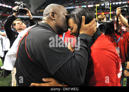 L'entraîneur-chef de Texas Tech Ruffin McNeill et sa famille après la NCAA football match entre les Spartans de Michigan State University et l'Université Texas Tech Red Raiders à l'Alamodome de San Antonio, TX. L'État du Michigan Tech beat par un score de 41-31. (Crédit Image : © Patrick Green/ZUMApress.com) Southcreek/mondial Banque D'Images