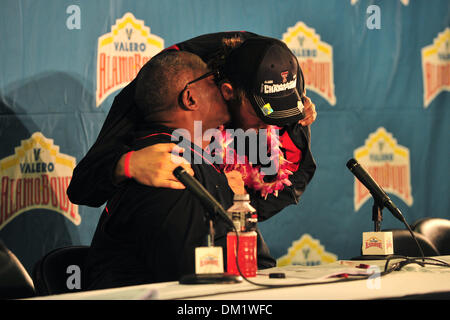 L'entraîneur-chef de Texas Tech Ruffin McNeill embrasse Texas Tech quarterback Taylor Potts # 15 au cours d'une conférence de presse d'après-match après la NCAA football match entre les Spartans de Michigan State University et l'Université Texas Tech Red Raiders à l'Alamodome de San Antonio, TX. L'État du Michigan Tech beat par un score de 41-31. (Crédit Image : © Patrick Green/ZUMApress.com) Southcreek/mondial Banque D'Images