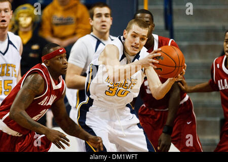 Toledo guard Jake Barnett (30) s'empare d'une balle lâche durant la première demi-action de jeu. Alabama défait Toledo 67-50 à Savage Arena à Toledo, Ohio. (Crédit Image : © Scott Grau/ZUMApress.com) Southcreek/mondial Banque D'Images