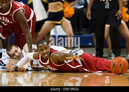 Toledo guard Jake Barnett (30) et de l'Alabama' Chris Hines (44) chercher une balle lâche durant la première demi-action de jeu. Alabama défait Toledo 67-50 à Savage Arena à Toledo, Ohio. (Crédit Image : © Scott Grau/ZUMApress.com) Southcreek/mondial Banque D'Images