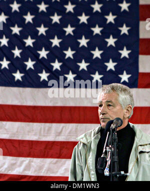 Le secrétaire américain à la défense Chuck Hagel parle aux membres du service avec le Commandement régional Sud-Ouest lors d'une visite au Camp Sapadalure le 8 décembre, 2013 dans le Laskar Gah, l'Afghanistan. Banque D'Images