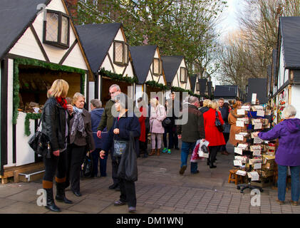 York Yorkshire, UK. 10 Décembre, 2013. Le Noël de Dickens fayre dans Parliament Street où les magasins et les consommateurs profitent de la légère inhabituelle sort. St Nicholas Fayre est l'un des plus populaires marchés de Noël au Royaume-Uni, avec des milliers de visiteurs venant à New York au cours de la période des fêtes. Le Fayre propose un éventail de marchés spécialisés dans les cadeaux, artisanat, produits fermiers et locaux. Banque D'Images