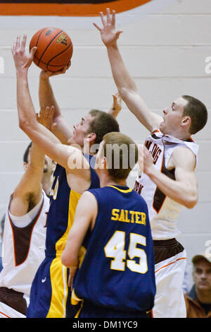 Toledo guard Jake Barnett (30) tire plus de Bowling Green defender Marc Larson (50) comme Ian Salter (45) de Tolède et Scott Thomas (10) de Bowling Green regardez sur durant la première demi-action de jeu. Bowling Green défait arch rival Toledo 58-47 à Anderson Arena à Bowling Green, Ohio. (Crédit Image : © Scott Grau/ZUMApress.com) Southcreek/mondial Banque D'Images