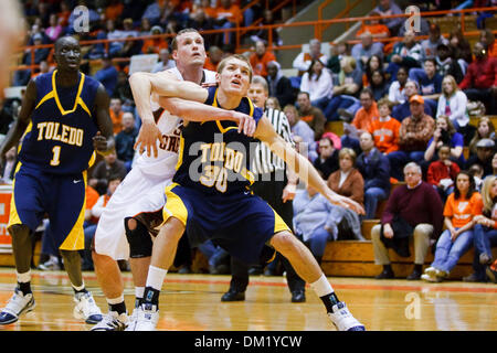 Toledo guard Jake Barnett (30) et de la Bowling Green en avant Erik Marschall (34) lutte pour le rebondissement position comme Anyijong Justin de Tolède (1) ressemble au premier semestre une action de jeu. Bowling Green défait arch rival Toledo 58-47 à Anderson Arena à Bowling Green, Ohio. (Crédit Image : © Scott Grau/ZUMApress.com) Southcreek/mondial Banque D'Images