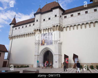 Chateau de Annecy, château médiéval à Annecy France, avec vue sur la façade frontale main gate Banque D'Images