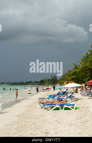 Les touristes de prendre du soleil sur 7-Mile Beach à Negril, Jamaïque Banque D'Images