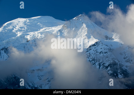 Mont Blanc apparaissant dans les nuages, les Alpes, Haute-Savoie, France Banque D'Images