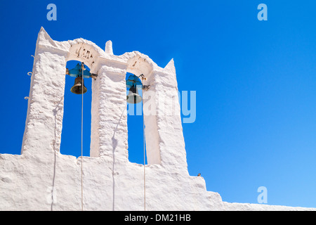 Beffroi de ciel bleu sur l'île de Santorin, Grèce Banque D'Images