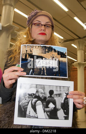 St Pancras, Londres, 10 décembre 2013. UK Roumains organiser une exhibition' montons à St Pancras pour aider à informer les usagers sur l'exploration des minéraux crise dans leur pays. Crédit : Paul Davey/Alamy Live News Banque D'Images