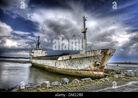 Abandonné le navire à la rivière Shannon, Irlande Banque D'Images