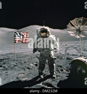 L'astronaute d'Apollo 17 de la NASA et du commandant de la Mission Eugene Cernan se distingue par le drapeau américain et le rover lunaire au cours de la seconde EVA sur la surface lunaire le 12 décembre 1972. Apollo 17 était à la dernière expédition à la lune pour le programme spatial. Banque D'Images