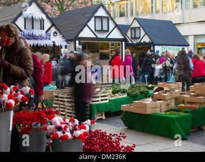 Marchés aux fêtes à York, Yorkshire, Royaume-Uni. Décembre 2013. La fête de Noël Dickensienne dans la rue du Parlement où les commerçants, les magasins et les acheteurs profitent de ce doux sort inhabituel. St Nicholas Fayre est l'un des marchés de Noël les plus populaires au Royaume-Uni, avec des milliers de visiteurs venus à York au cours de la période festive. Le Fayre propose une gamme de marchés spécialisés dans les cadeaux, l'artisanat et les produits agricoles locaux. Banque D'Images