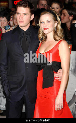 5 avril 2002 - New York, NEW YORK - K45934AR.LA PREMIÈRE DE WALK THE LINE AU BEACON THEATRE NEW YORK New York 11-13-2005. ANDREA RENAULT- Reese Witherspoon MARI RYAN PHILLIPPE(Image Crédit : © Globe Photos/ZUMAPRESS.com) Banque D'Images