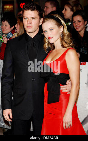 5 avril 2002 - New York, NEW YORK - K45934AR.LA PREMIÈRE DE WALK THE LINE AU BEACON THEATRE NEW YORK New York 11-13-2005. ANDREA RENAULT- Reese Witherspoon MARI RYAN PHILLIPPE(Image Crédit : © Globe Photos/ZUMAPRESS.com) Banque D'Images