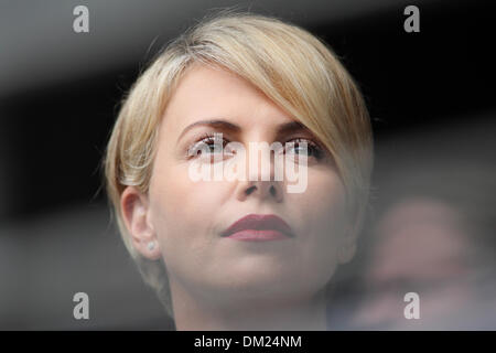 Soweto, Johannesburg, Afrique du Sud. 10 décembre 2013. Charlize Theron deux attendsThe service commémoratif pour Nelson Rolihlahla Mandela Le FNB stadium de Soweto près de Johannesburg. L'Afrique du Sud. Le mardi 10 décembre 2013 Photo par Zute Lightfoot/Alamy Live News Banque D'Images