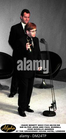 Le 28 mai 1998 - L'Ivor Novello AWARDS.SIR ELTON JOHN ET PAUL BURELL(Image Crédit : © Globe Photos/ZUMAPRESS.com) Banque D'Images