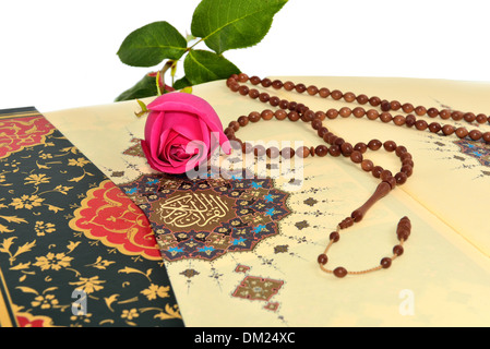Chapelet musulman et rose sur le Saint Coran Banque D'Images