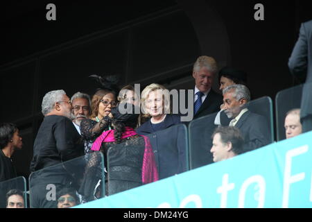 Soweto, Johannesburg, Afrique du Sud. 10 décembre 2013. Hillary et Bill Clinton à l'officiel le service commémoratif pour Nelson Rolihlahla Mandela Le FNB stadium de Soweto près de Johannesburg. L'Afrique du Sud. Le mardi 10 décembre 2013 Photo par Zute Lightfoot/Alamy Live News Banque D'Images