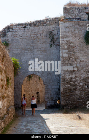 Marcher à l'intérieur des murs de château de Modon, Grèce Banque D'Images