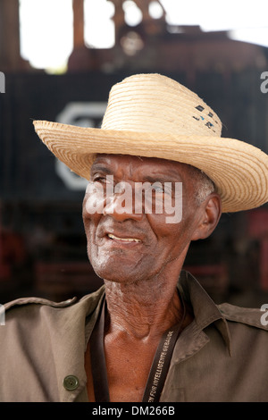 Un vieil homme portant un chapeau cubain, head and shoulders portrait, l'âge de 70 ans, Cuba, Caraïbes, Amérique Latine Banque D'Images