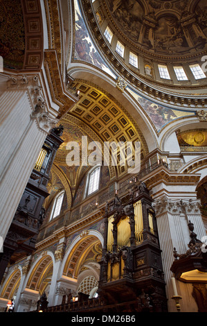 Intérieur de l'église avec des peintures à fresque antique et dans l'intérieur de la coupole de St Paul's Banque D'Images