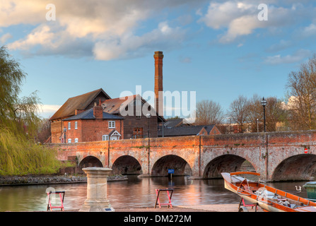 Le vieux moulin scierie et pont pied, Stratford upon Avon, Warwickshire, en Angleterre. Banque D'Images